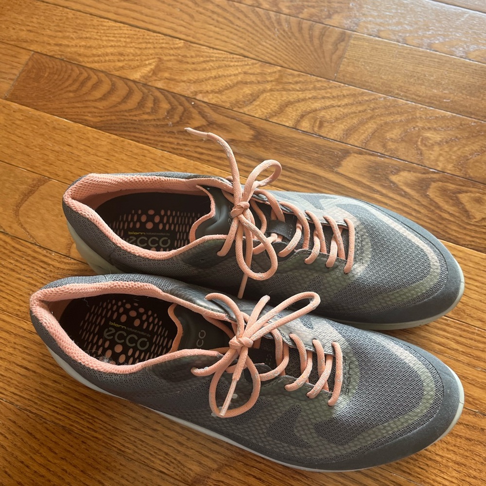 Ecco Gray and Pink Sneakers Sleek Low-Top Design NWOT